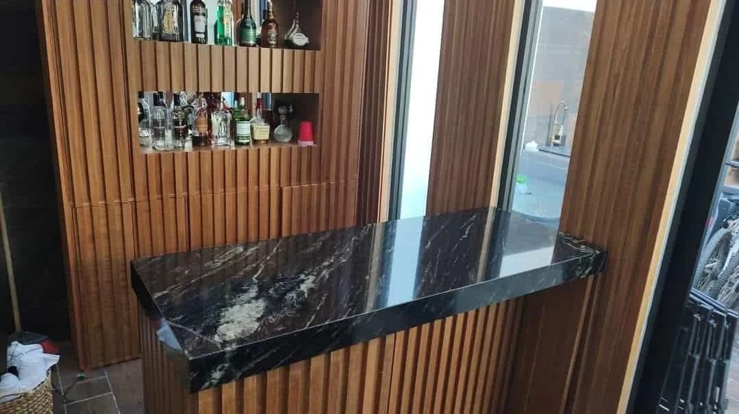 Mueble Bar con Diseño Acanalado — Bares y Cantinas. Carpintería a medida en Tabasco, Carpintería Mobel