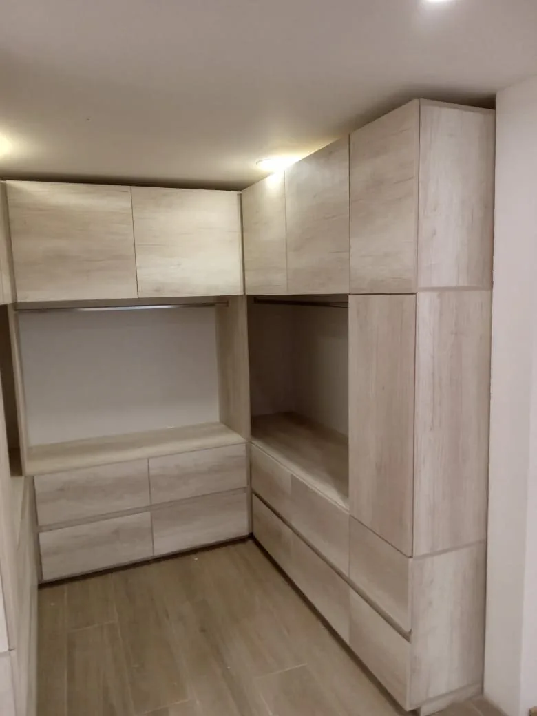 Closet en L a Medida — Closets. Carpintería a medida en Tabasco, Carpintería Mobel